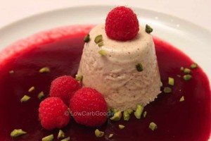 LowCarb Mandelcreme auf Himbeerspiegel x
